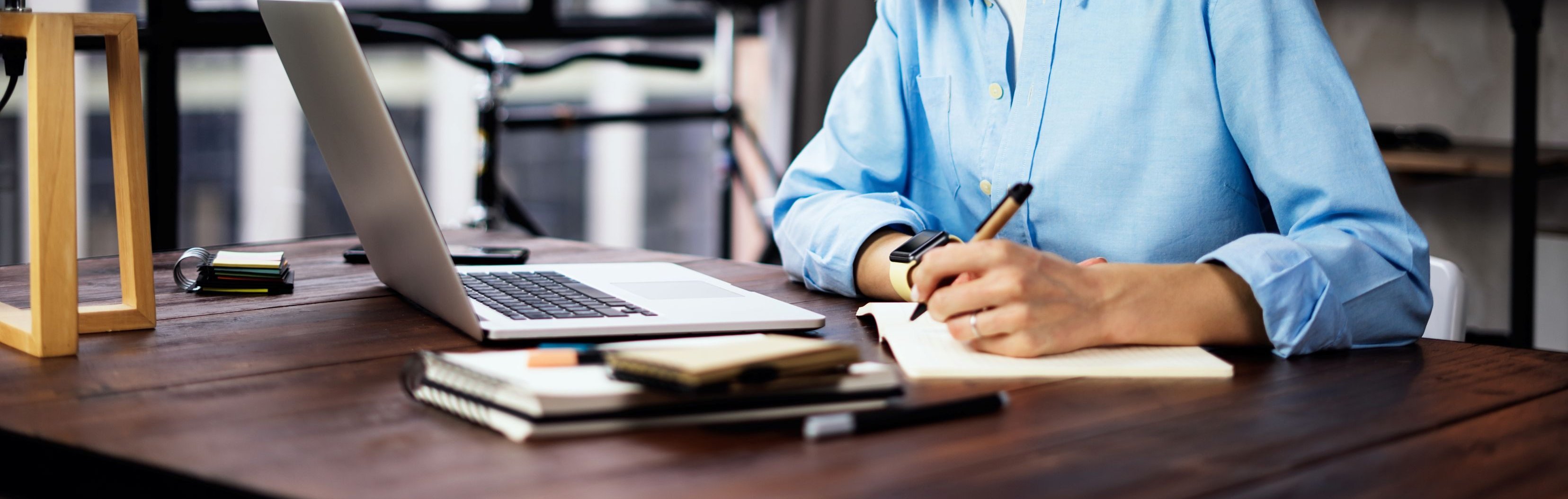 Person writing a text on a bloc note